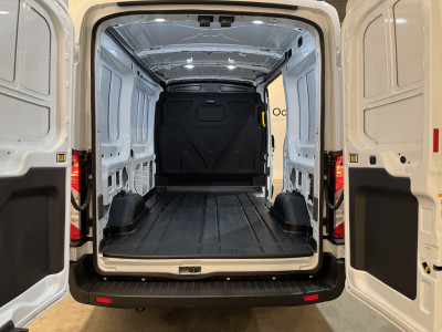Ford E-Transit 390 (3500 kg) L2H2 Trend 68 kWh / 100% Elektrisch !! / Airco / Cruise Control / CarPlay / PDC / Navigatie / 3-Zits / 1.135 KM !! foto 5