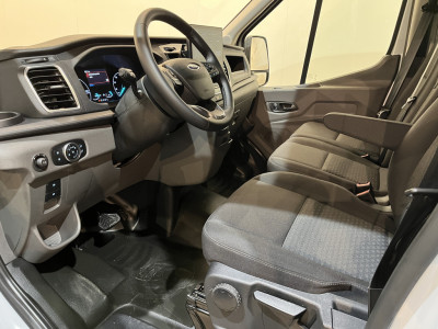 Ford E-Transit 390 (3500 kg) L2H2 Trend 68 kWh / 100% Elektrisch !! / Airco / Cruise Control / CarPlay / PDC / Navigatie / 3-Zits / 1.135 KM !! foto 6