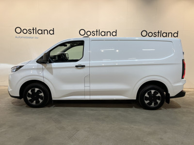 Ford E-Transit Cust. 320 L1H1 Trend 65 kWh / 100% Elektrisch !! / Airco / Cruise Control / CarPlay / Camera / LED / 9.650 KM !! foto 4