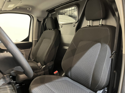 Ford E-Transit Cust. 320 L1H1 Trend 65 kWh / 100% Elektrisch !! / Airco / Cruise Control / CarPlay / Camera / LED / 9.650 KM !! foto 8