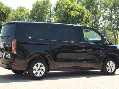 Ford E-Transit Custom 320 L1H1 Kombi | 9 persoons | Limited | 71kWh | 100kW/136pk | Trekgewicht 2300kg | Camera | Carplay/Android | Cruise | Lease 771,- p/m 6