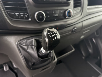 Ford Transit 2.0TDCI 170PK L3H2 Imperiaal | Trekhaak 3500 kg | Camera | Multimedia | Airco | Cruise | 3-Zits foto 20