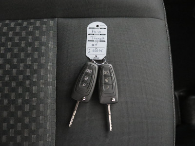 Ford Transit 2.0TDCi 130PK L3H3 | Airco | Cruise | Camera | 3-Persoons foto 5