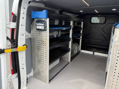 Ford Transit Custom 2.0 TDCI 130 PK / L1H1 / 2.5 TONS TREKHAAK / SORTIMO INRICHTING / AIRCO / CRUISE / 3-ZITS / LED / STOEL -EN VOORRUIT VERWARMING foto 7