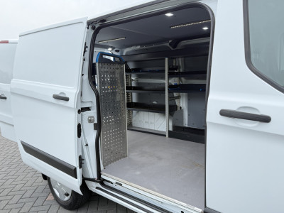 Ford Transit Custom 2.0 TDCI 130 PK / L1H1 / 2.5 TONS TREKHAAK / SORTIMO INRICHTING / AIRCO / CRUISE / 3-ZITS / LED / STOEL -EN VOORRUIT VERWARMING foto 9