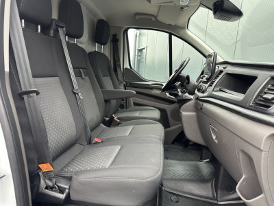 Ford Transit Custom 2.0 TDCI / L2H1 / 1e EIG. / CAMERA / CARPLAY / AIRCO / CRUISE / VOORRUITVERW / 3 ZITS / PDC / 2.800 KG AHG foto 6