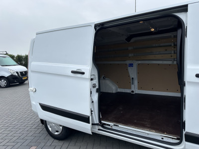 Ford Transit Custom 2.0 TDCI / L2H1 / 1e EIG. / CAMERA / CARPLAY / AIRCO / CRUISE / VOORRUITVERW / 3 ZITS / PDC / 2.800 KG AHG foto 9