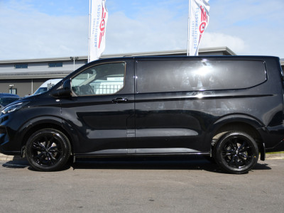 Ford Transit Custom 300 2.0 TDCI L1H1 Limited Black Edition Camera, Cruise, Carplay, LED, Stoelverwarming , 150pk, Sensoren, Trekhaak, Multimedia, Uniek! foto 9