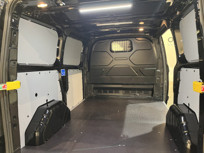 Ford Transit Custom 300 2.0 TDCI L1H1 Trend 130 PK Automaat / Euro 6 / Schuifdeur L + R / Airco / CarPlay / Cruise Control Adap. / Trekhaak / Xenon / Navigatie / 3-Zits / 27.300 KM !! foto 14