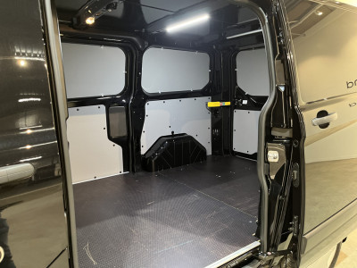 Ford Transit Custom 300 2.0 TDCI L1H1 Trend 130 PK Automaat / Euro 6 / Schuifdeur L + R / Airco / CarPlay / Cruise Control Adap. / Trekhaak / Xenon / Navigatie / 3-Zits / 27.300 KM !! foto 16