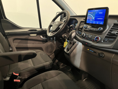 Ford Transit Custom 300 2.0 TDCI L1H1 Trend 130 PK Automaat / Euro 6 / Schuifdeur L + R / Airco / CarPlay / Cruise Control Adap. / Trekhaak / Xenon / Navigatie / 3-Zits / 27.300 KM !! foto 3