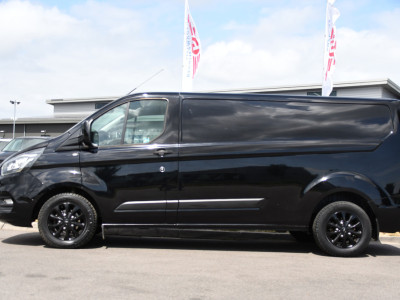 Ford Transit Custom 300 2.0 TDCI L2H1 Black Edition MARGE, Cruise, Carplay, LED, Sensoren, 130pk, Automaat, Multimedia, Sensoren, Uniek! 9
