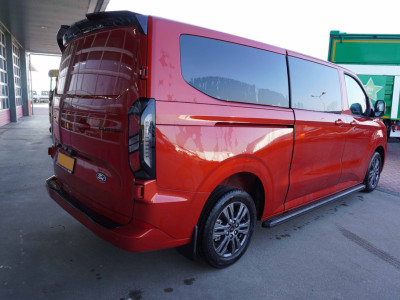 Ford Transit Custom 320L 2.0 TDCI 136pk L2H1 Limited Nr. V153 | Airco | Adap.cruise | Navi | Glaslookpanelen | Spoilers foto 4