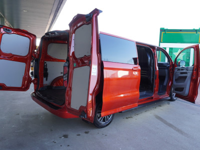 Ford Transit Custom 320L 2.0 TDCI 136pk L2H1 Limited Nr. V153 | Airco | Adap.cruise | Navi | Glaslookpanelen | Spoilers foto 5