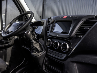 Iveco Daily 35C15 3.0L | Bakwagen met laadklep | Camera | CarPlay | Climate | Cruise | Euro 6 foto 2