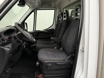 Iveco Daily 35C16 Bakwagen+Laadklep | Airco | Cruise | 3-Persoons | Dakspoiler foto 19