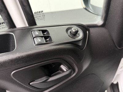 Iveco Daily 35C16 Bakwagen+Laadklep | Airco | Cruise | 3-Persoons | Dakspoiler foto 9