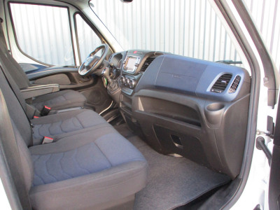 Iveco Daily 35C18 3.0 L2 H2 Automaat Navi Airco 3500 KG trekgewicht foto 17