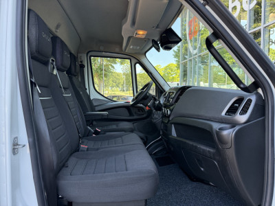 Iveco Daily 35C18H 3.0 Bakwagen met laadklep | Zijdeur | Trekhaak | Dubbel lucht | Navi | Cruisec. | LED 15