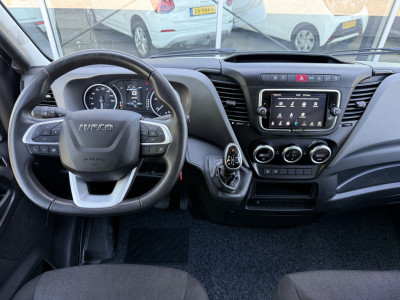 Iveco Daily 35C18H 3.0 Bakwagen met laadklep | Zijdeur | Trekhaak | Dubbel lucht | Navi | Cruisec. | LED 16