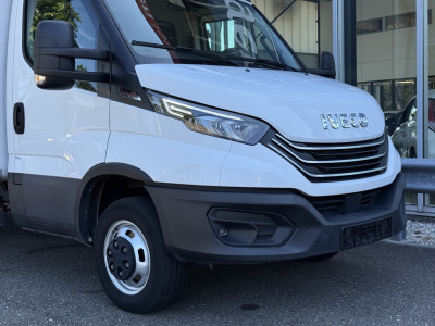 Iveco Daily 35C18H 3.0 Bakwagen met laadklep | Zijdeur | Trekhaak | Dubbel lucht | Navi | Cruisec. | LED 6