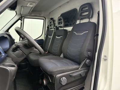 Iveco Daily 35C18HV 3.0Ltr Hi-Matic Automaat L2H2 | 3500Kg Trekhaak | Navigatie | Camera | 3-Zits | Betimmering | Airco | Cruise foto 40