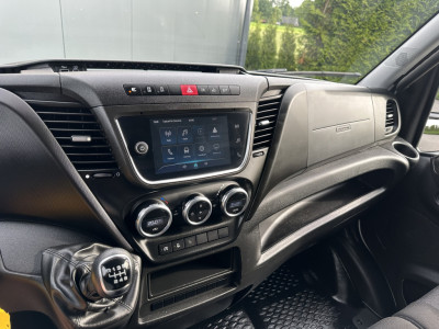 Iveco Daily 35S14 2.3D  FACELIFT / L2H2 / ** 28.436 KM ** / TREKHAAK / 3.500 KG AHG / 270 ACHTERDEUREN / ECC AIRCO / APPLE CARPLAY / 3 ZITS foto 11