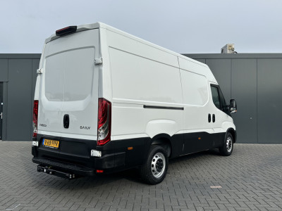 Iveco Daily 35S14 2.3D  FACELIFT / L2H2 / ** 28.436 KM ** / TREKHAAK / 3.500 KG AHG / 270 ACHTERDEUREN / ECC AIRCO / APPLE CARPLAY / 3 ZITS foto 3