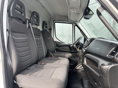 Iveco Daily 35S14 2.3D  FACELIFT / L2H2 / ** 28.436 KM ** / TREKHAAK / 3.500 KG AHG / 270 ACHTERDEUREN / ECC AIRCO / APPLE CARPLAY / 3 ZITS foto 6