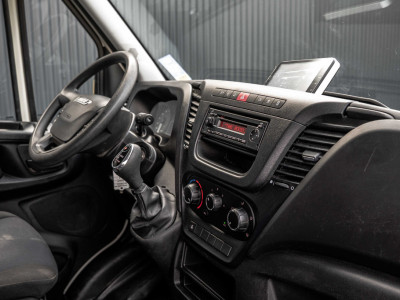 Iveco Daily 35S14 | Automaat | 3-Zits | Camera | Cruise | Airco | Trekhaak foto 2