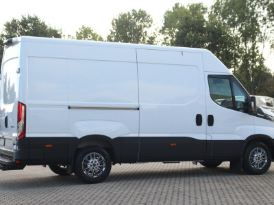 Iveco Daily 35S16 2.3 160pk L2H2 352 Gev. Stoel | Cruise | Trekhaak 3500kg | Lease 645,- p/m foto 5