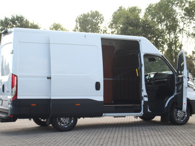 Iveco Daily 35S16 2.3 160pk L2H2 352 Gev. Stoel | Cruise | Trekhaak 3500kg | Lease 645,- p/m foto 6