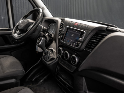 Iveco Daily 35S18 175 PK 3.0 Liter! | Automaat | 3.500 KG trekgewicht | Camera | Cruise | Airco | Trekhaak | 3-Zits 2
