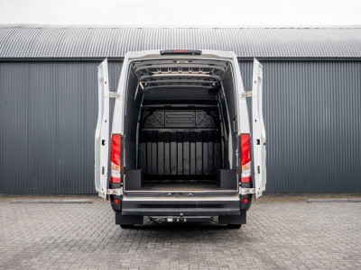 Iveco Daily 35S18 175 PK 3.0 Liter! | Automaat | 3.500 KG trekgewicht | Camera | Cruise | Airco | Trekhaak | 3-Zits 9