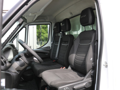 Iveco Daily 35S18 3.0 Automaat Bakwagen met Laadklep foto 2