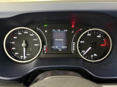 Iveco Daily 35S18 3.0L Automaat Dubbele Cabine L2H2 | 6-Persoons | Imperiaal | Trekhaak | Multimedia | Camera | 3500Kg Trekhaak | Imperiaal foto 9