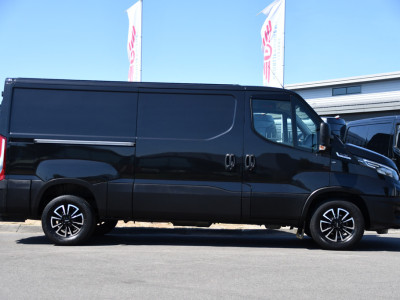 Iveco Daily 35S18HV 3.0 L2H1 Black Edition Camera, Adaptieve Cruise, LED, 180pk, Automaat, 3500kg Trekhaak, Clima, Multimedia, Uniek! foto 10