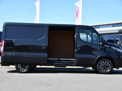 Iveco Daily 35S18HV 3.0 L2H1 Black Edition Camera, Adaptieve Cruise, LED, 180pk, Automaat, 3500kg Trekhaak, Clima, Multimedia, Uniek! foto 11