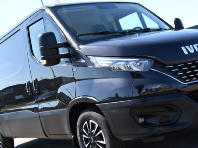 Iveco Daily 35S18HV 3.0 L2H1 Black Edition Camera, Adaptieve Cruise, LED, 180pk, Automaat, 3500kg Trekhaak, Clima, Multimedia, Uniek! foto 17