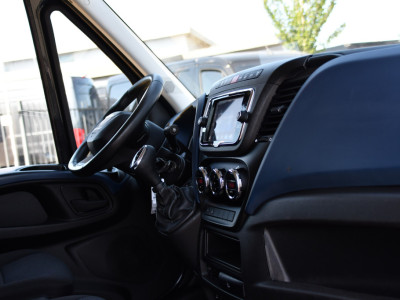 Iveco Daily 35S18HV 3.0 L2H1 Black Edition Camera, Adaptieve Cruise, LED, 180pk, Automaat, 3500kg Trekhaak, Clima, Multimedia, Uniek! foto 18