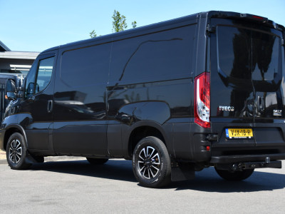Iveco Daily 35S18HV 3.0 L2H1 Black Edition Camera, Adaptieve Cruise, LED, 180pk, Automaat, 3500kg Trekhaak, Clima, Multimedia, Uniek! foto 3