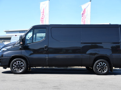 Iveco Daily 35S18HV 3.0 L2H1 Black Edition Camera, Adaptieve Cruise, LED, 180pk, Automaat, 3500kg Trekhaak, Clima, Multimedia, Uniek! foto 9