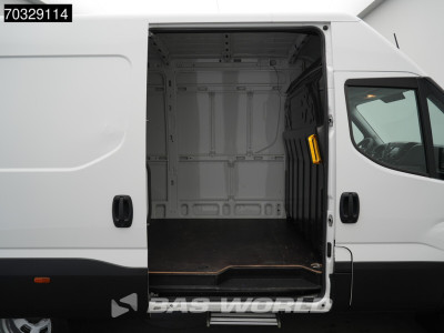 Iveco Daily 35C18 3.0L Automaat Dubbellucht L2H2 3,5t Trekhaak 180PK Airco Cruise Euro6 L2 Airco Trekhaak Cruise control 9