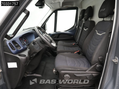 Iveco Daily 35C18 3.0L Automaat L3H2 LED 3,5t Trekhaak Dubbellucht Navi Airco Cruise Camera Parkeersensoren Imperiaal Euro6 L3 Airco Trekhaak Cruise control 17