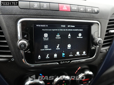 Iveco Daily 35C18 3.0L Automaat L3H2 LED 3,5t Trekhaak Dubbellucht Navi Airco Cruise Camera Parkeersensoren Imperiaal Euro6 L3 Airco Trekhaak Cruise control 18