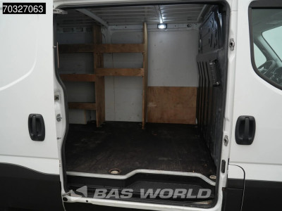 Iveco Daily 35S18 3.0L Automaat Laag Dak L2H1 3,5t Trekhaak Navi LED Airco Cruise Camera Werkplaatsinrichting Euro6 L2 Airco Trekhaak Cruise control 12