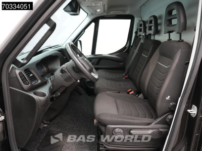 Iveco Daily 35S21 3.0L Special Edition Automaat L2H2 3,5t Trekhaak 210PK LED Navi Airco Cruise Camera CarPlay Parkeersensoren Stoelverwarming LM Velgen Euro6 L2 Airco Trekhaak foto 17