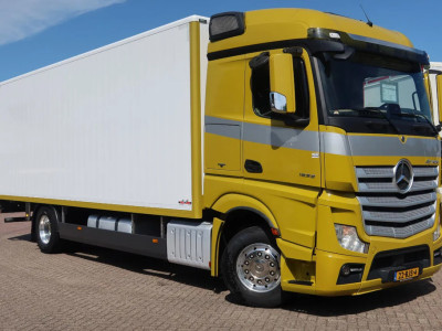 Mercedes-Benz Actros 1933 L Aluminium Bakwagen , Horse / tracing truck. Met deuren + 1 bed.