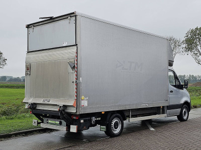 Mercedes-Benz SPRINTER 317 Bakwagen Laadklep Spoiler Automaat Mbux Navi 170Pk Euro6 BPM-Vrij Oh-historie 1e Eigenaar! foto 3
