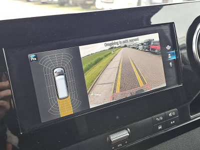 Mercedes-Benz SPRINTER 319 L2H1 V6 LED Mbux10 19
